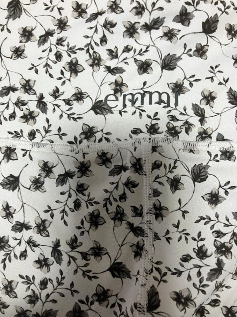 emmi yoga フラワープリント 上下　セットアップ