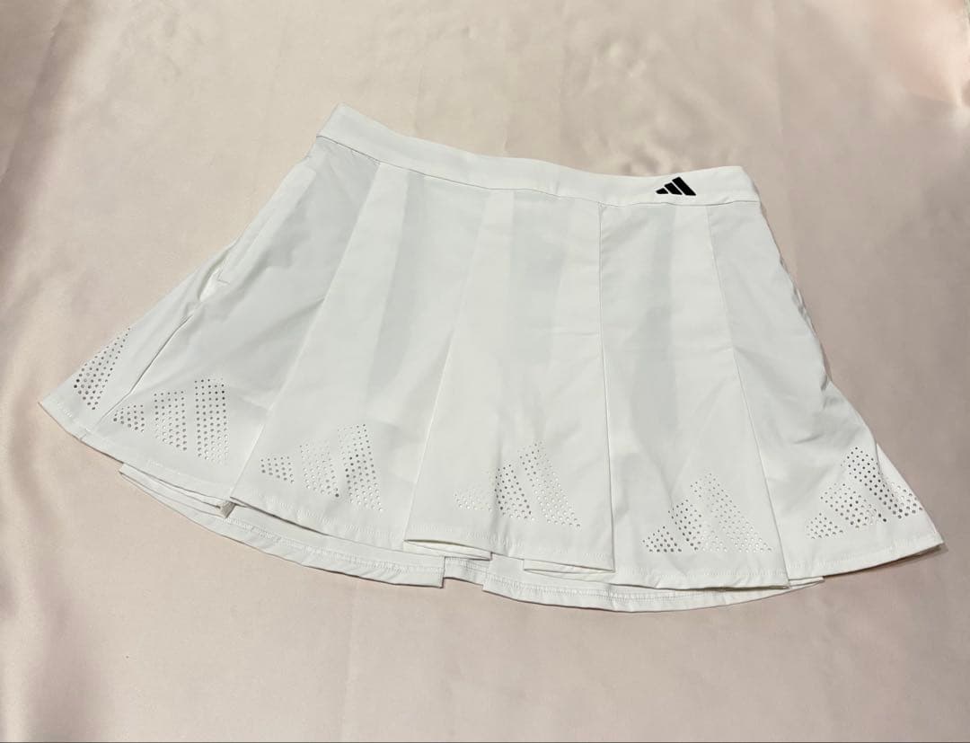 新品adidasゴルフ　スリーストライプストラックジャケット　パンチングスカート
