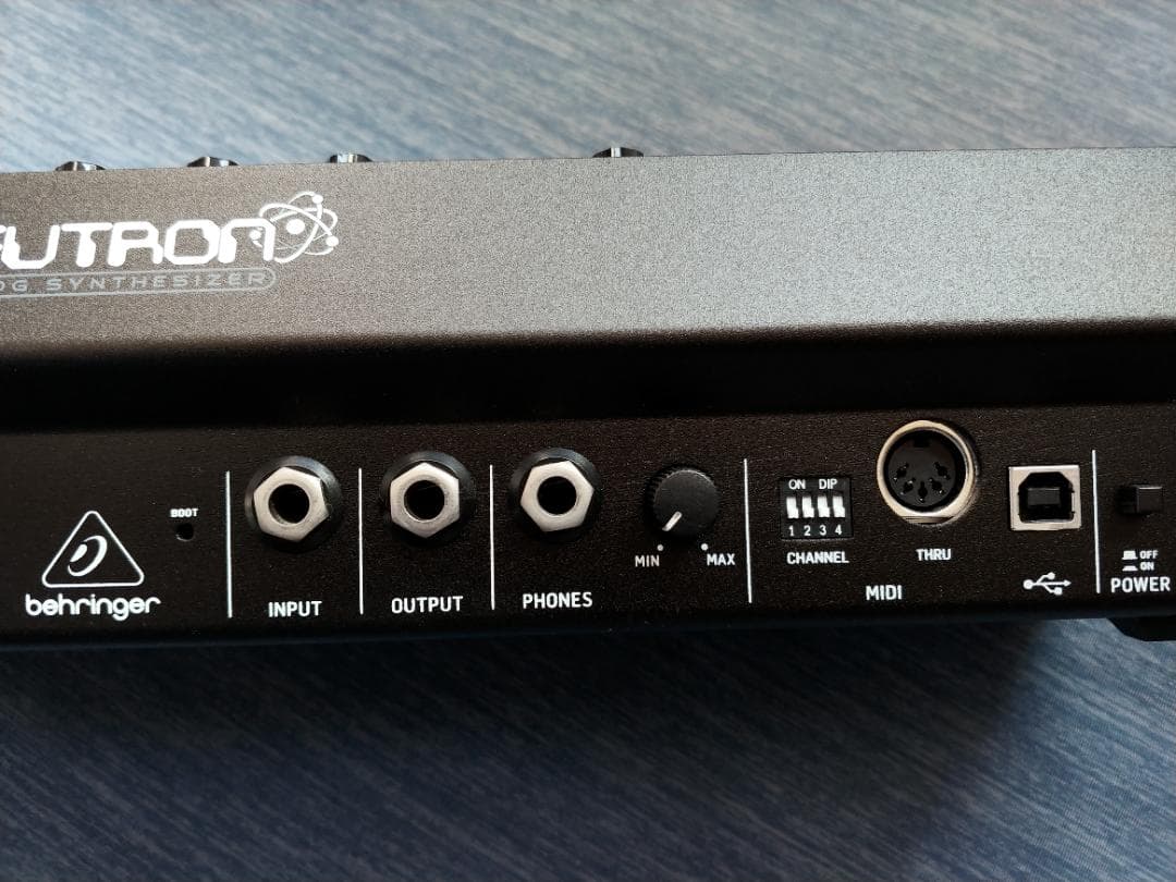 Behringer NEUTRON アナログシンセサイザー / セミモジュラー
