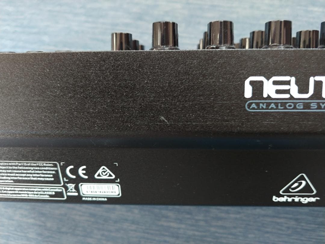 Behringer NEUTRON アナログシンセサイザー / セミモジュラー