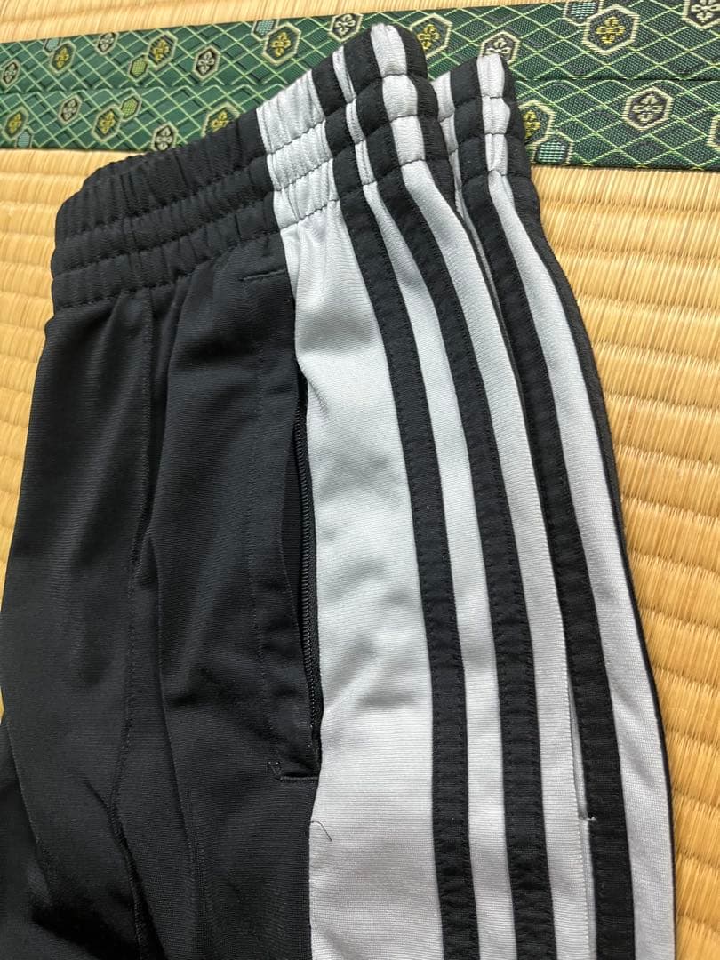 ブラックピンク着用　adidas アディブレイク　トラックパンツ