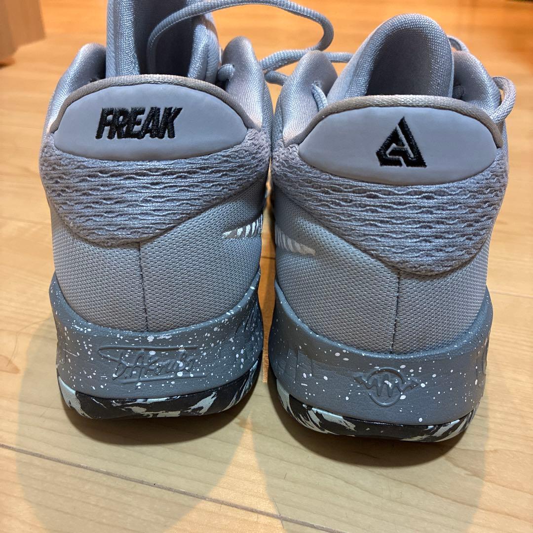 グレー スニーカー スプラッターパターン