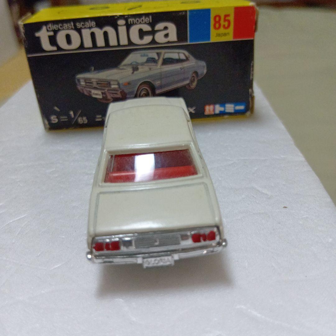 トミカ黒箱　日産グロリア 2000 GX 1/65　日本製　白色　旧ホイールです