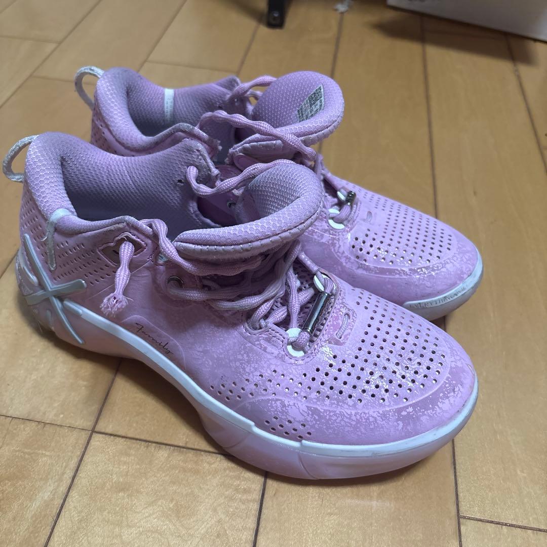ピンク バスケットボールシューズ