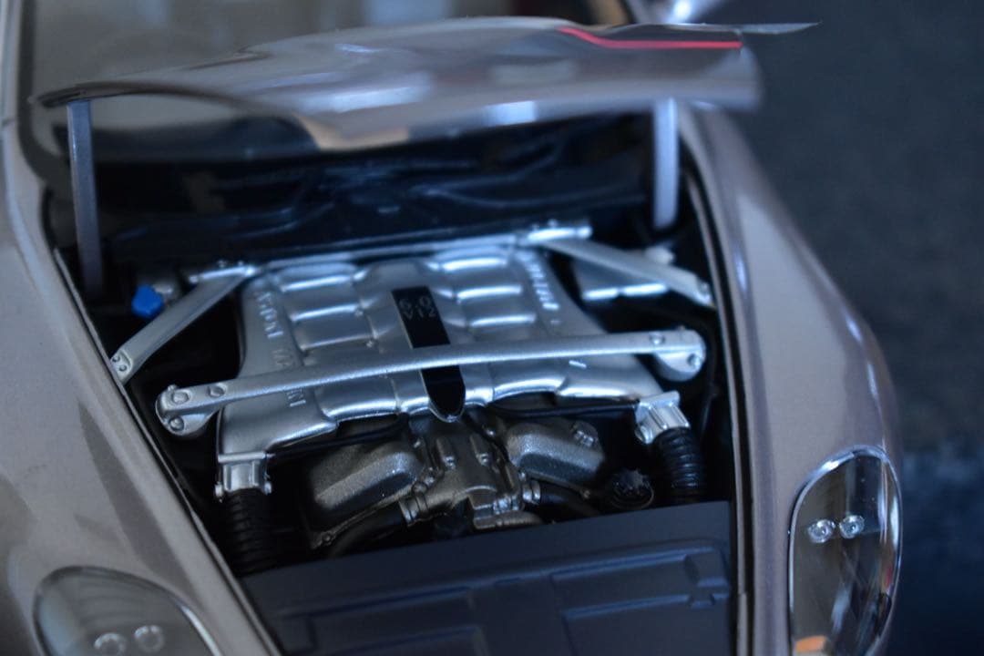 1/18 ミニチャンプス アストンマーチン DB9 V12 ミニカー
