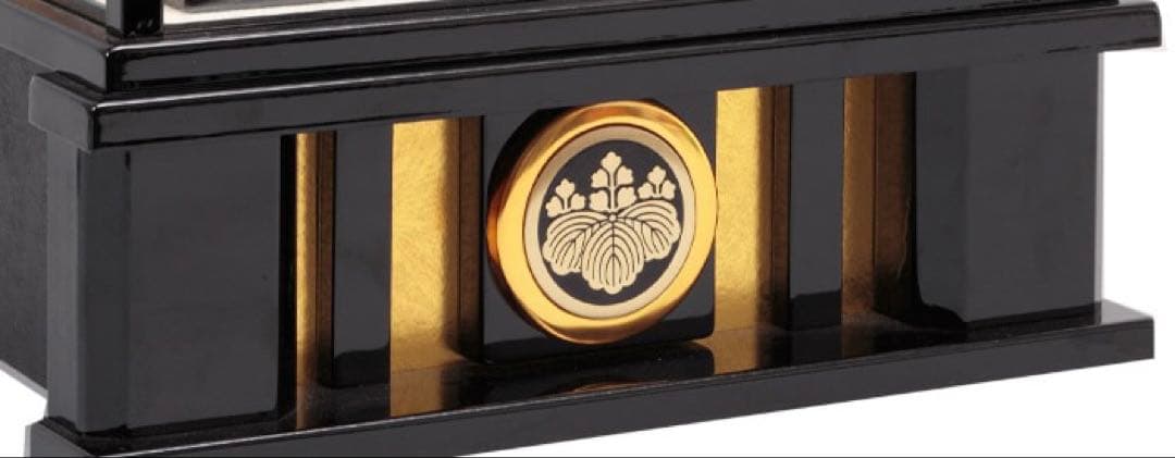 東京久月　五月人形　家紋付き若大将飾りオルゴール付六角ガラスケース入