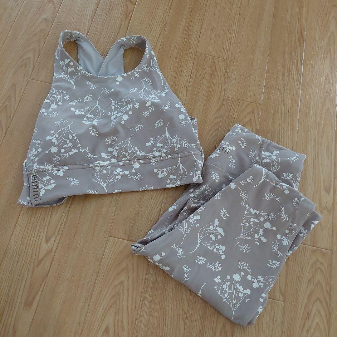 emmi yoga　エミヨガ　フラワー　トップ　レギンス　セット　0