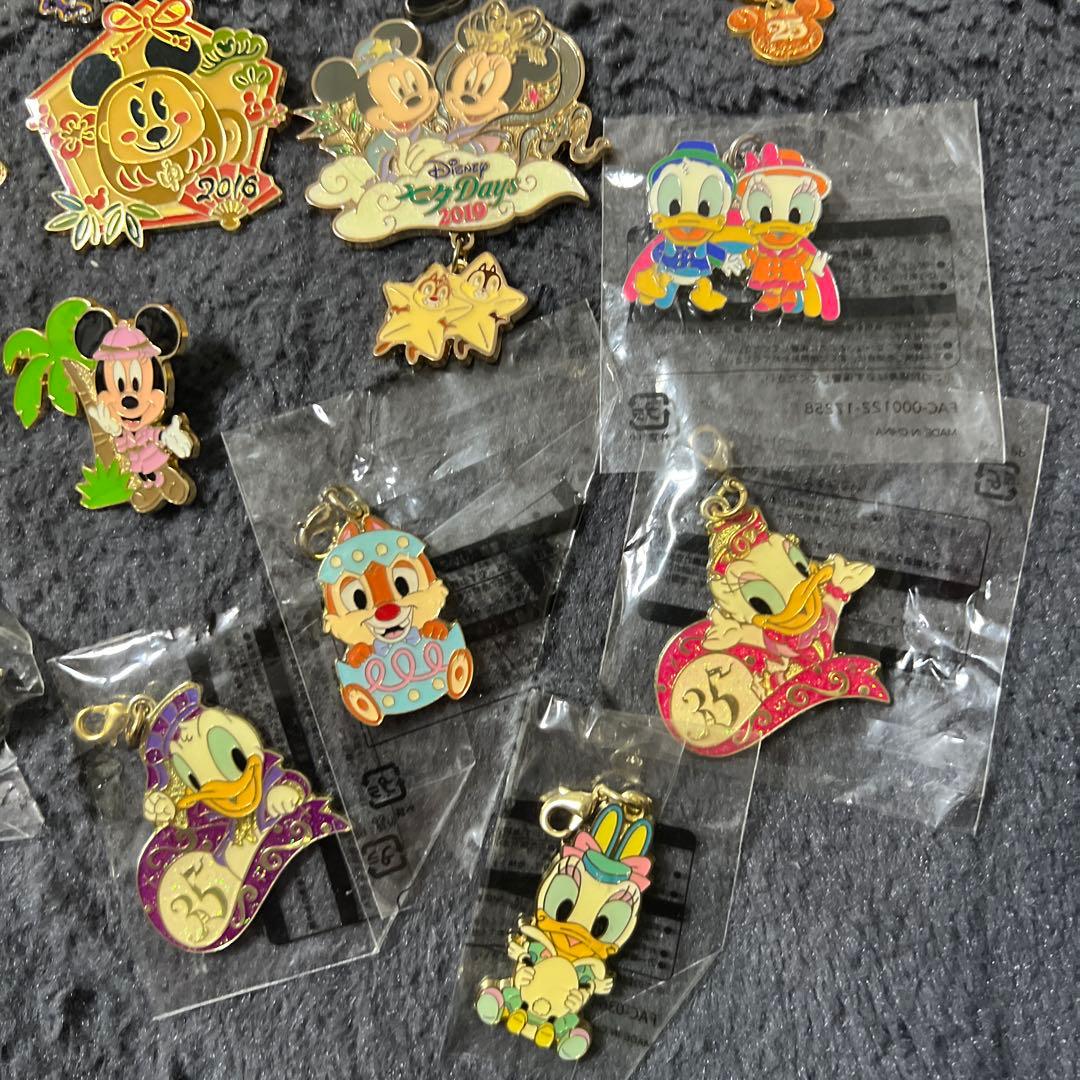 ディズニー　ピンバッジ　チャームセット