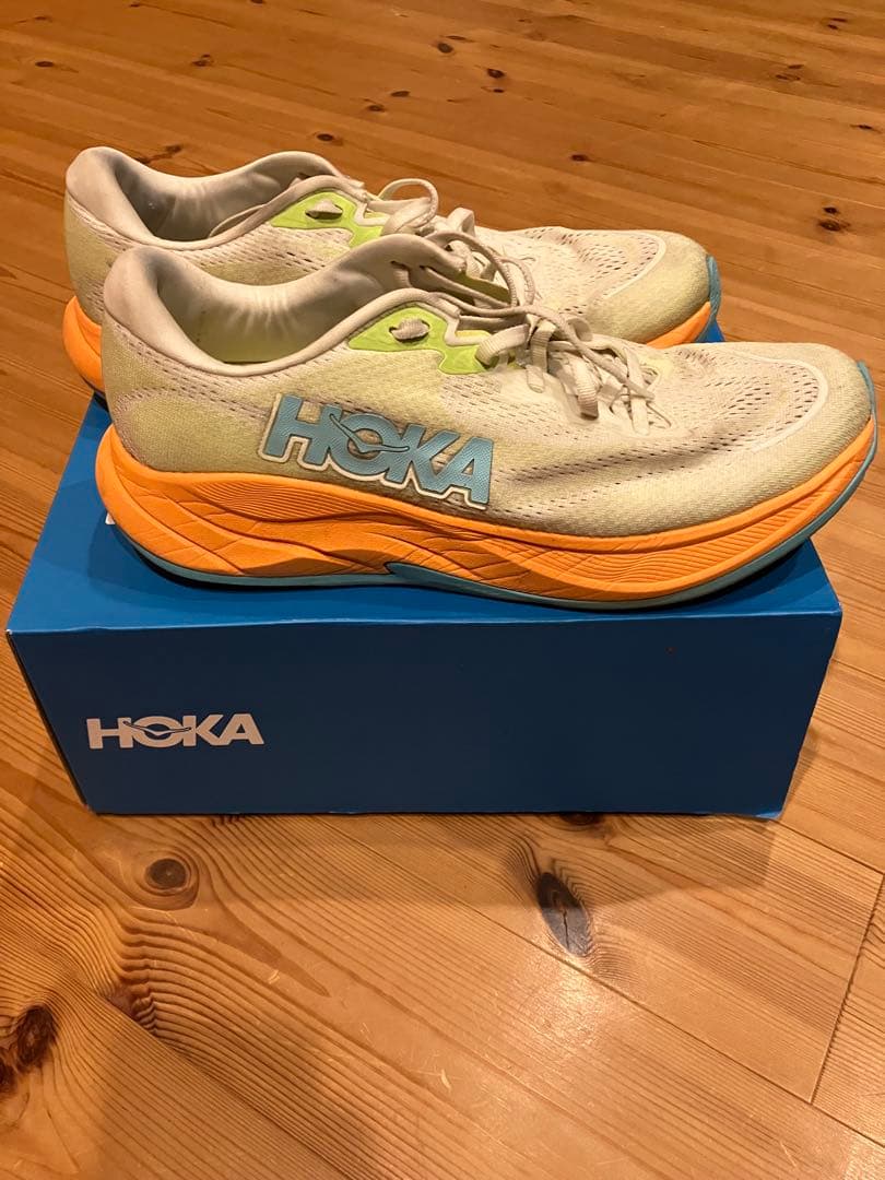 HOKA ランニングシューズ クリーム/オレンジ