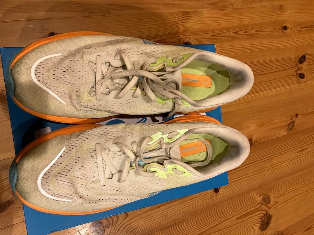 HOKA ランニングシューズ クリーム/オレンジ