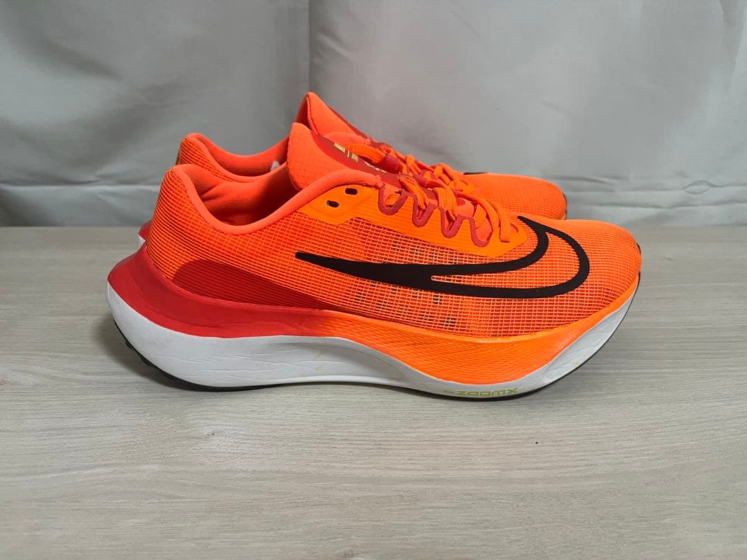 【美品】NIKE ズームフライ5 26cm オレンジ ランニングシューズカーボン