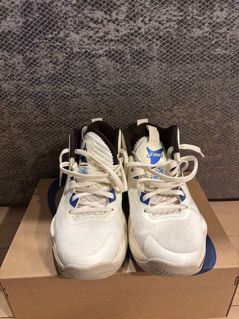 美品ASICS NOVA SURGE3 バスケットボールシューズ　白　箱タグ付き