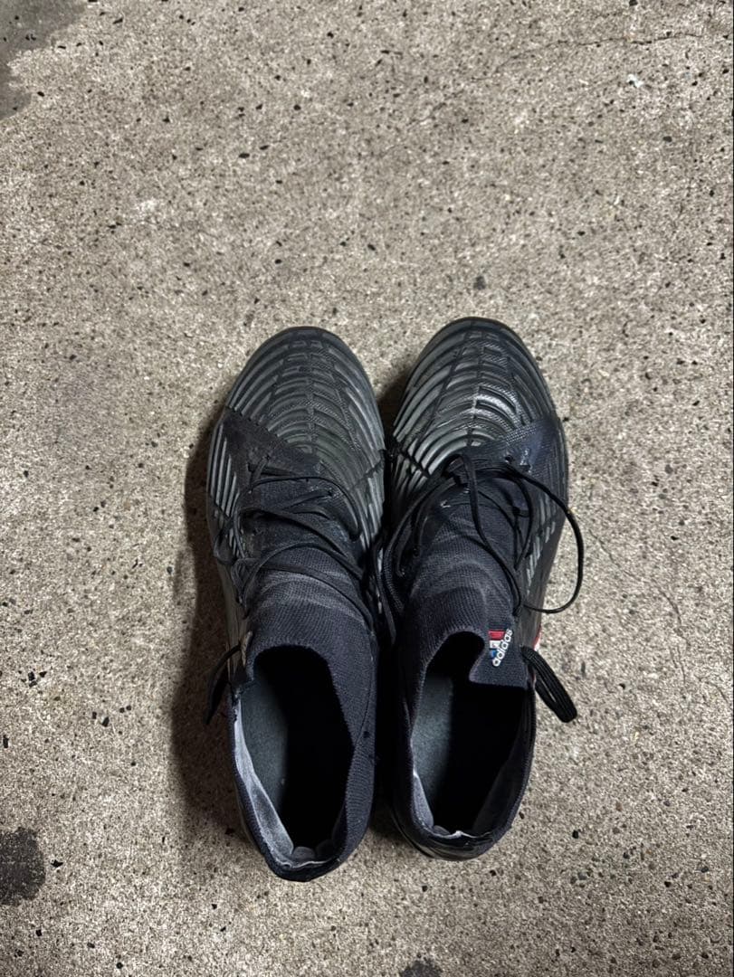 adidas サッカーシューズ ブラック/ホワイト/レッド