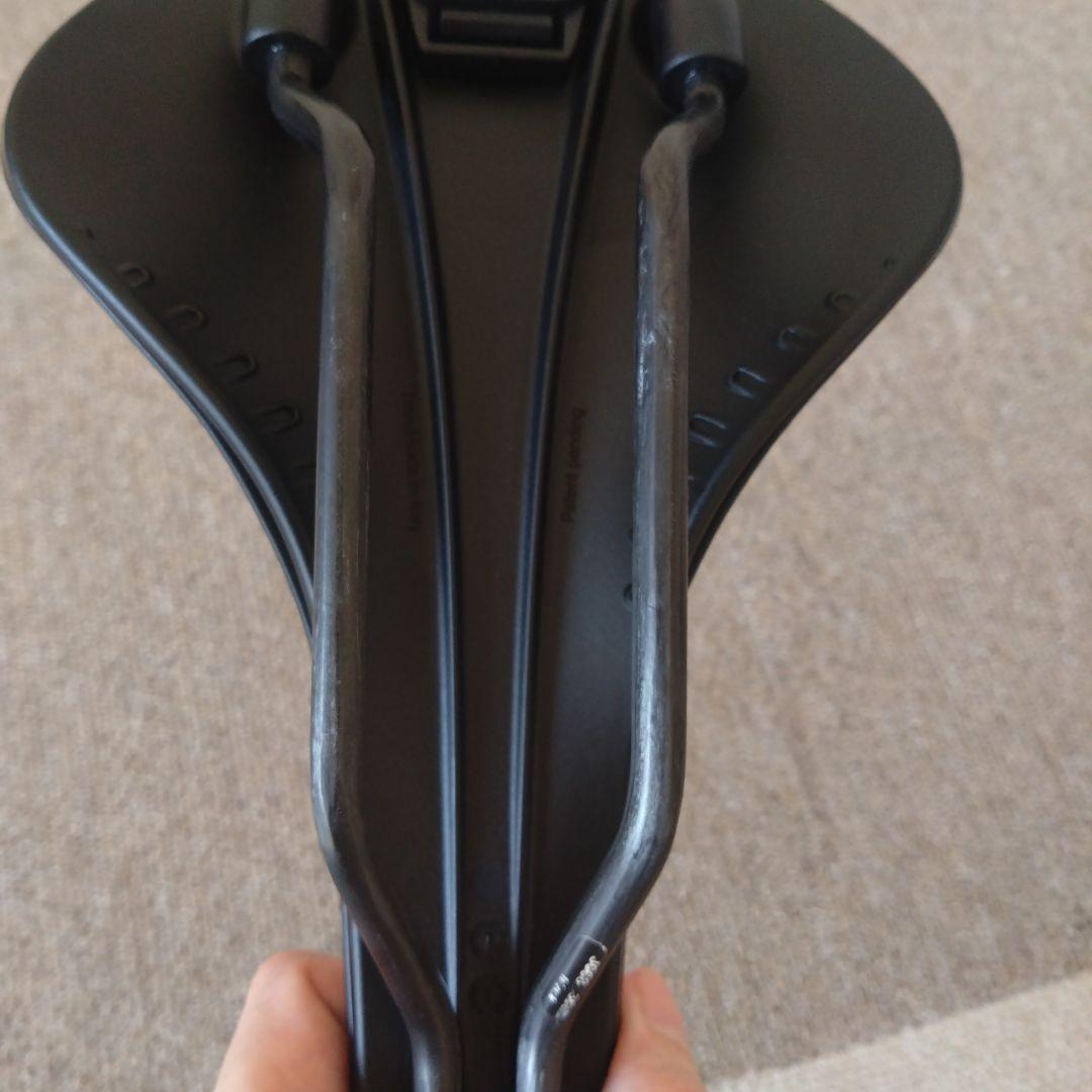 fi'zi:k Antares R1 versus evo サドル