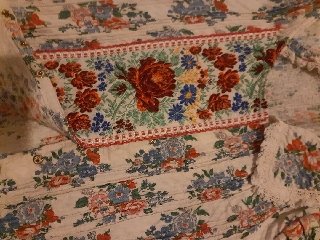 ビンテージ　ハンガリー花柄刺繍 フリル襟ブラウス