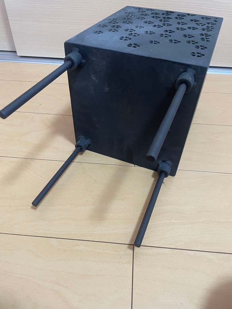 スモア　黒い花模様　焚き火台　ソロキャンプ