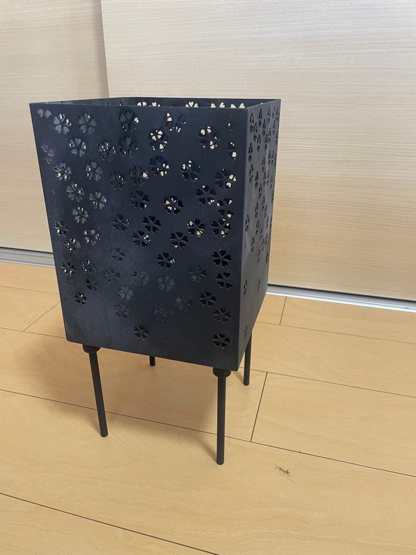 スモア　黒い花模様　焚き火台　ソロキャンプ