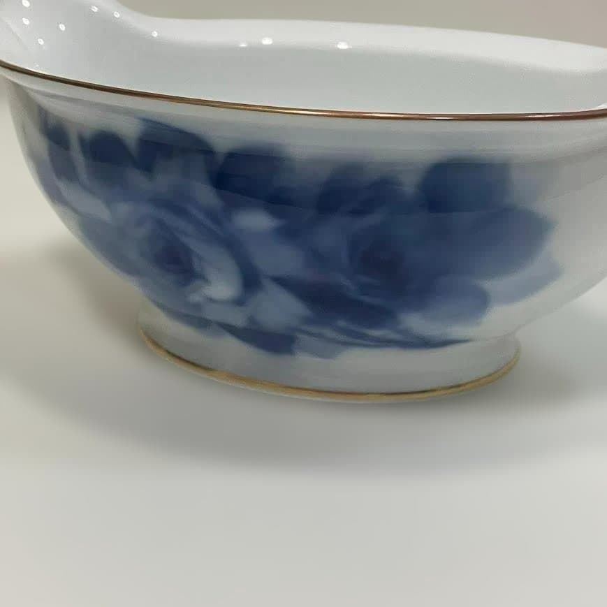 青い花柄のソースボートと皿のセット