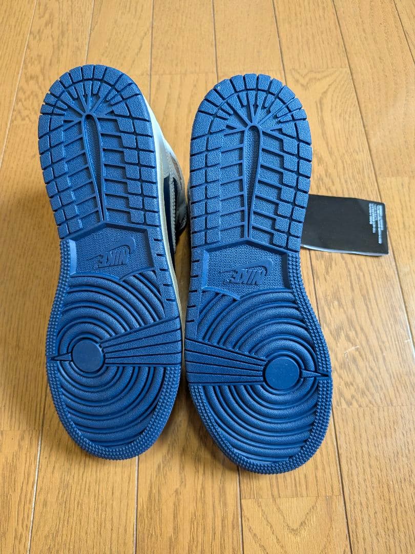 新品　ナイキ　エアジョーダン1MID GS 24cm