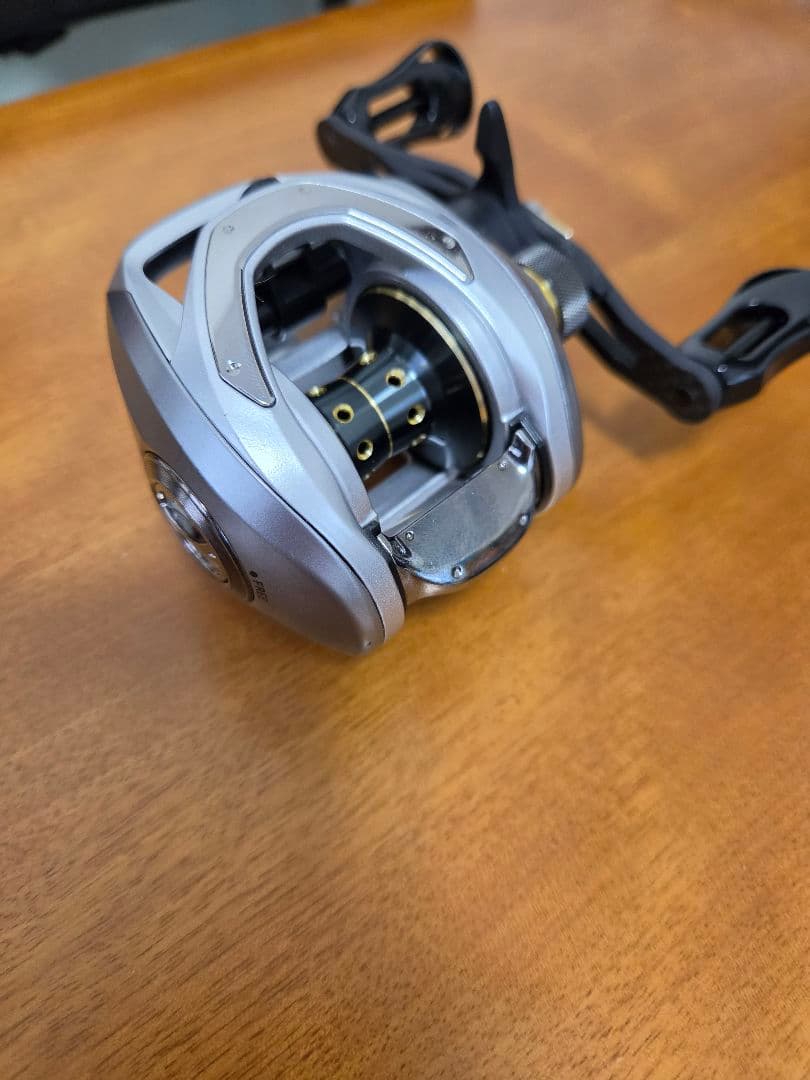 Daiwa バスX 100 ベイトリール シルバー カーボンハンドル付き