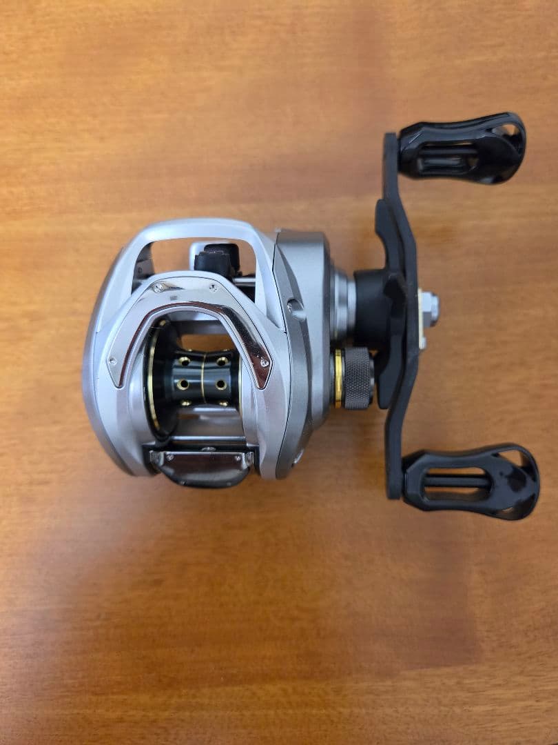 Daiwa バスX 100 ベイトリール シルバー カーボンハンドル付き