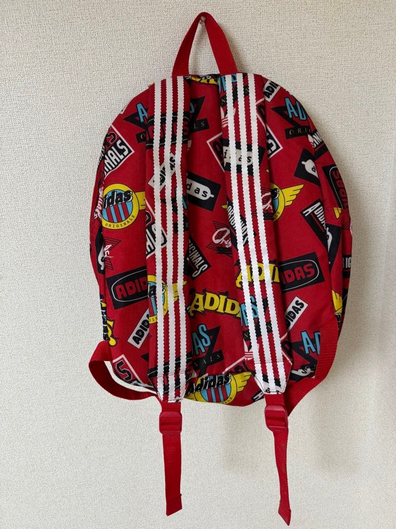 adidas リュック 25L 赤 ロゴプリント