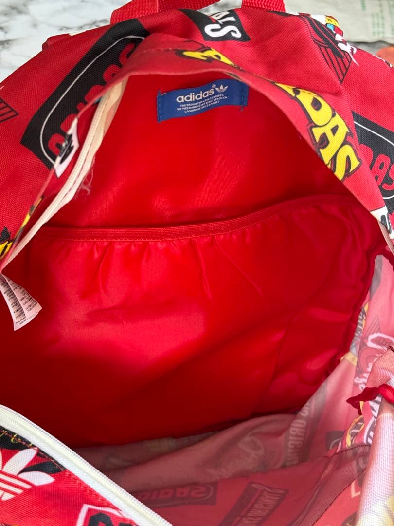 adidas リュック 25L 赤 ロゴプリント