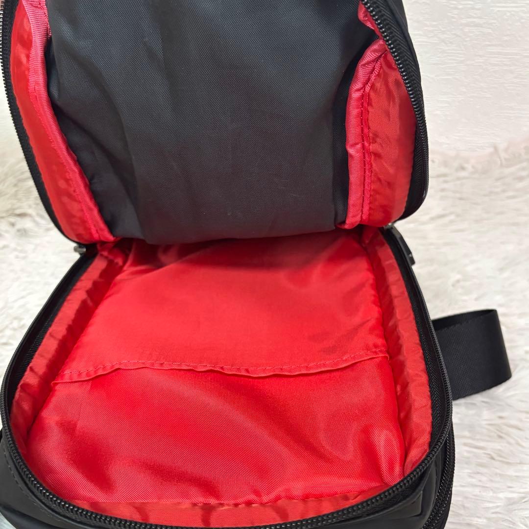 【ほぼ新品】トミーヒルフィガー ボディバッグ 黒　メンズ・レディースOK！