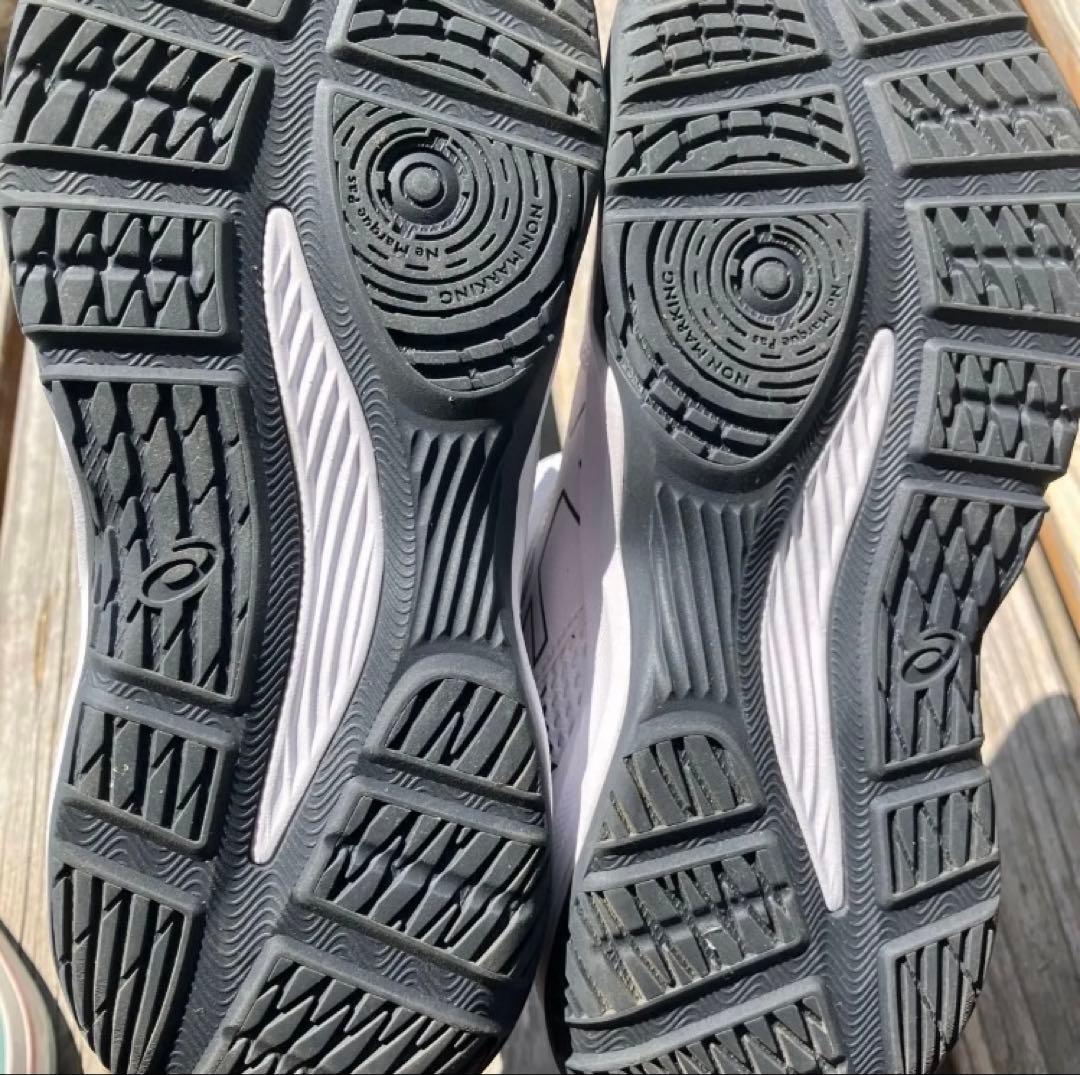 ASICS ホワイト バスケット シューズ　22.5cm