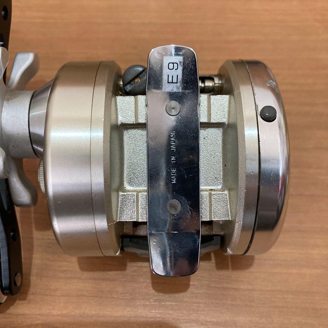 クァンタム　QUANTUM ベイトリール シルバー　日本製