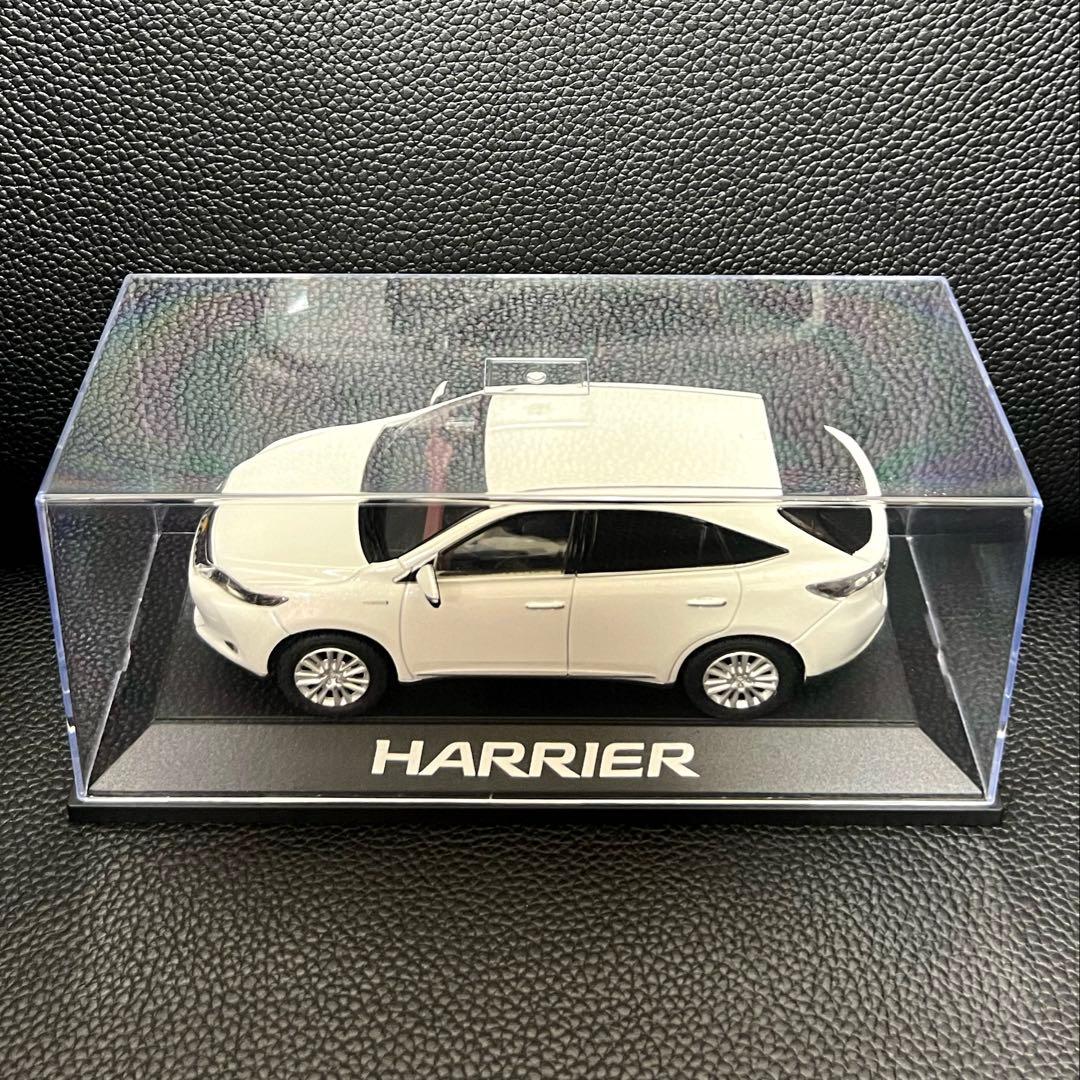 わ*ど様 【美品】ハリアー ホワイトパール ミニカー カラーサンプル 1/30【