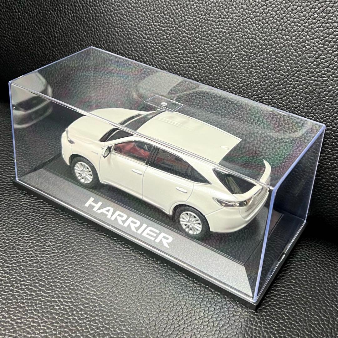 わ*ど様 【美品】ハリアー ホワイトパール ミニカー カラーサンプル 1/30【