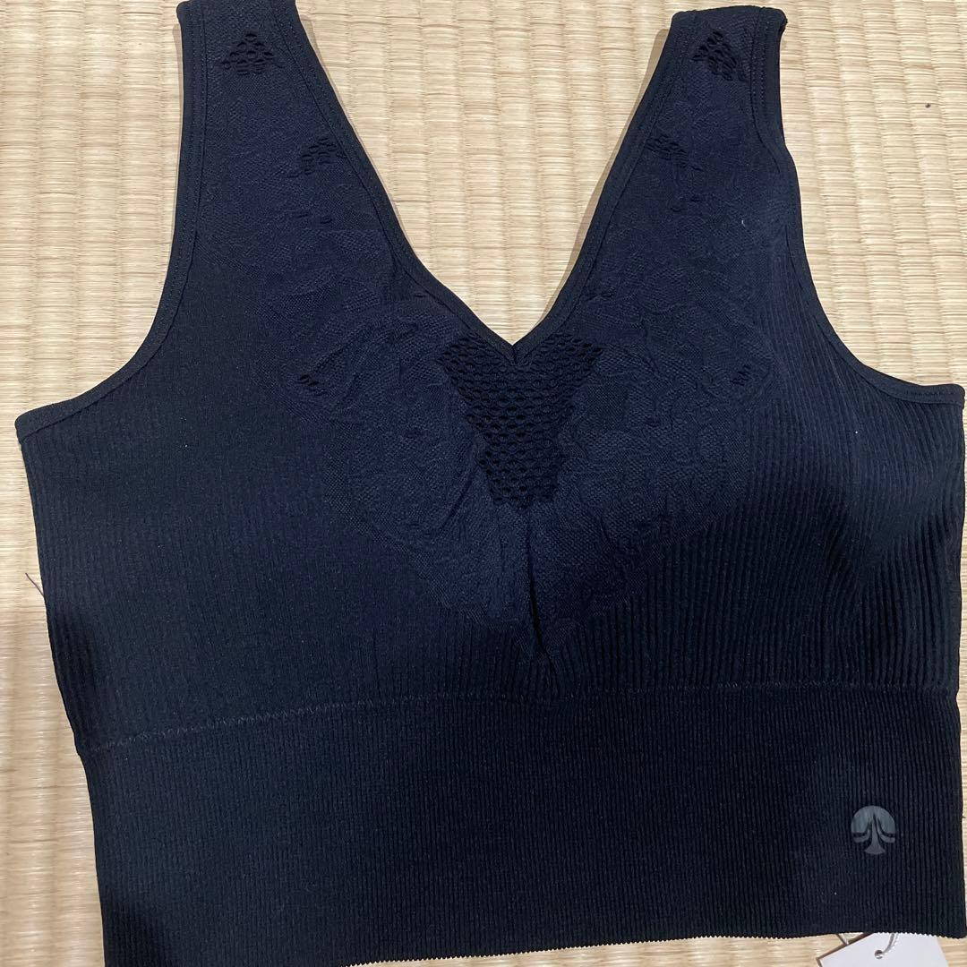 新品SUKALAブラックVネック ヨガウェア