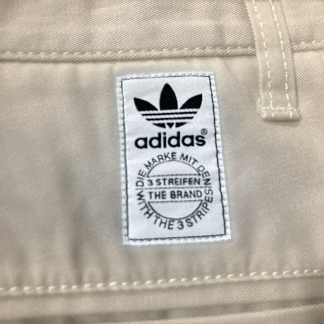 新品未使用タグ付きadidasオリジナルスベージュチノパンゴルフパンツ29インチ