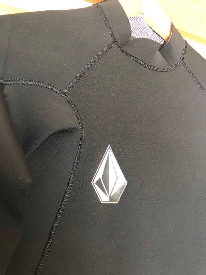 VOLCOM ブラック タッパー Mサイズ