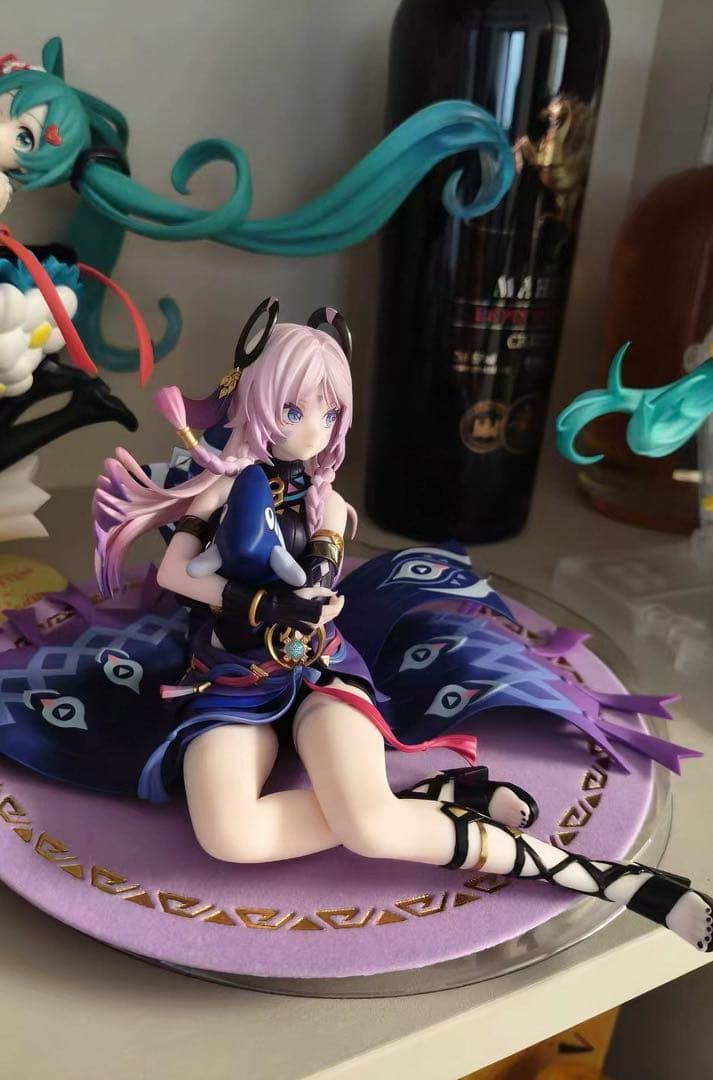 フィギュア 紫 黒 ピンク 髪