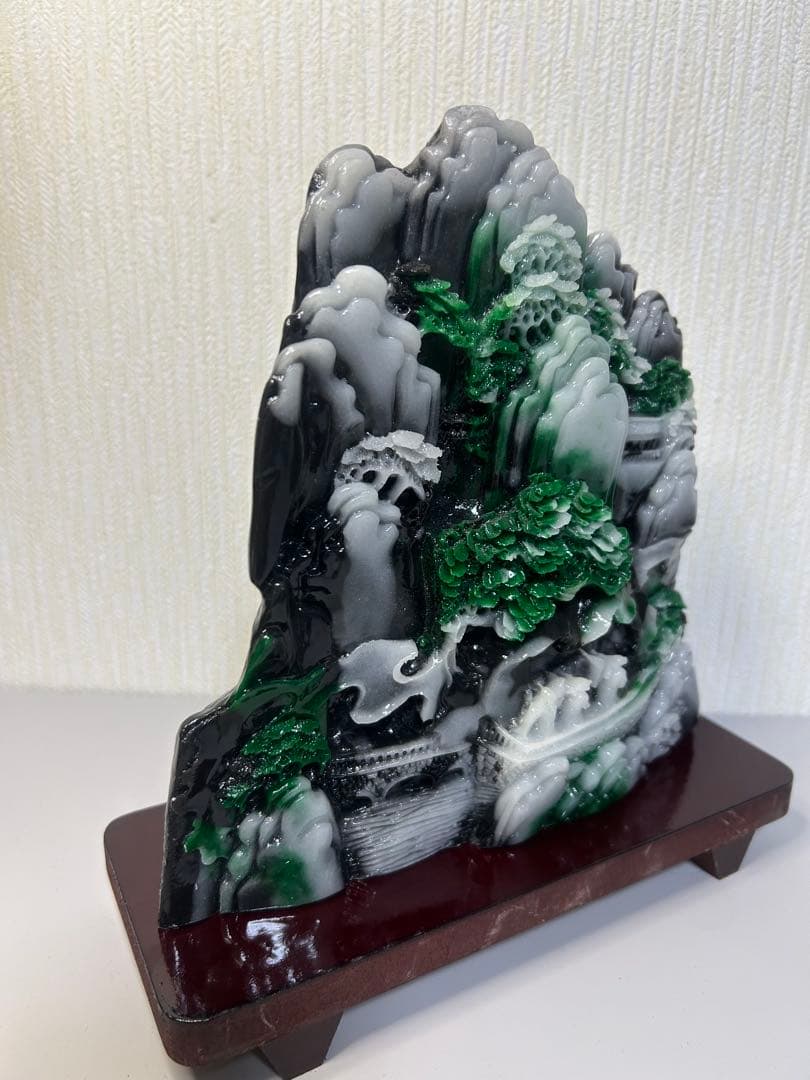 【風水置物】山水彫刻 翡翠調 大型 木製台座付き 山河景観 開運 招財　風水