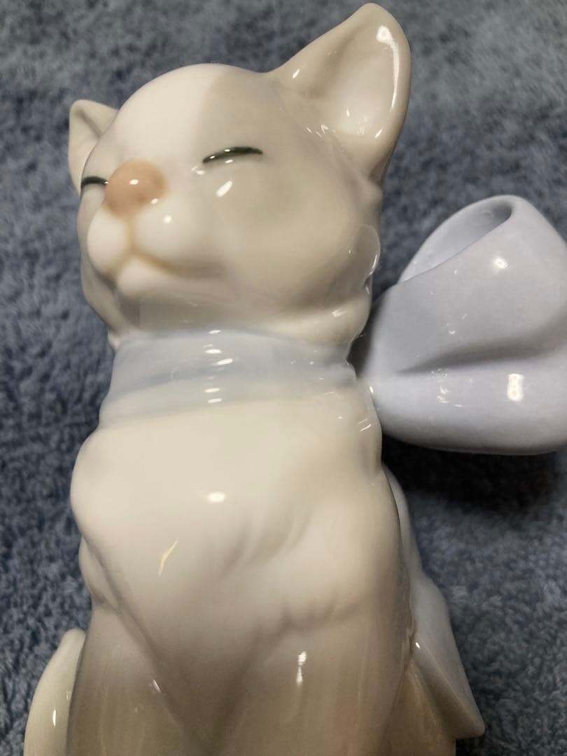 猫の置物　リボンが可愛い　パステルカラー