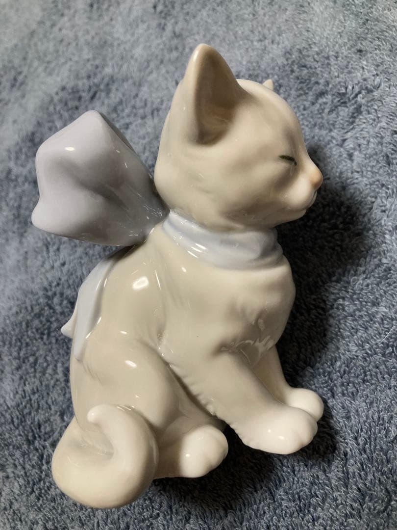 猫の置物　リボンが可愛い　パステルカラー