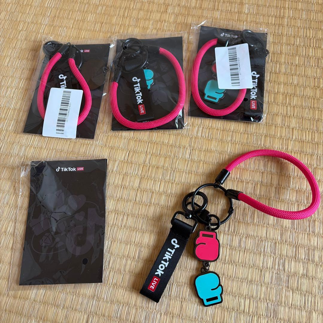 TikTok LIVE クッション３個　ブランケット　キーチェーン3個セット