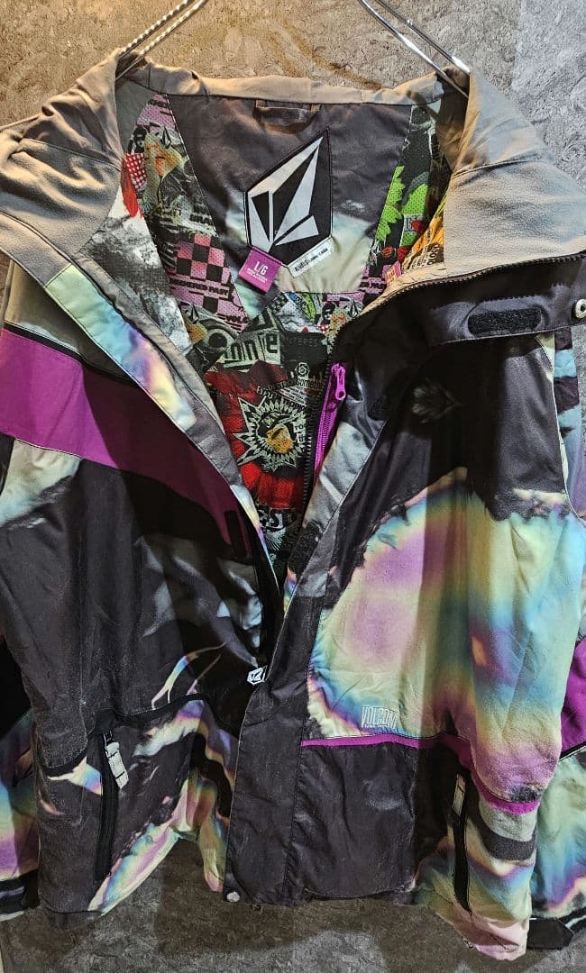 ✨上下セットアップ✨ VOLCOM　ボルコム　スノボウェア　虹色 総柄　L〜XL