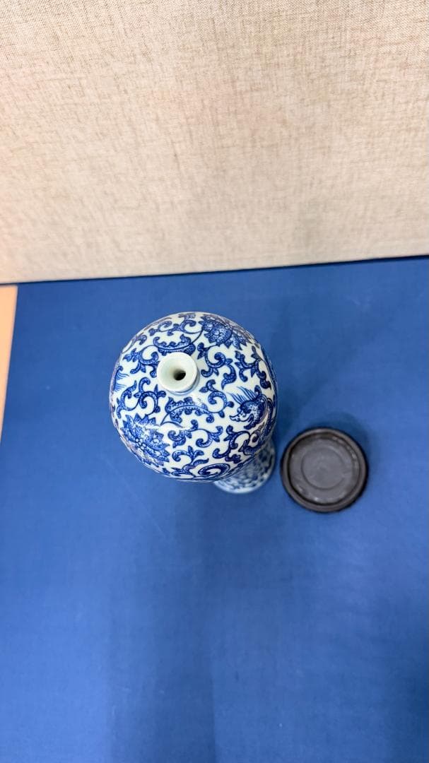 【一点物・在銘】中国古作写 青花唐草文 高瓶｜官窯様式・木台付き｜骨董趣向の逸品