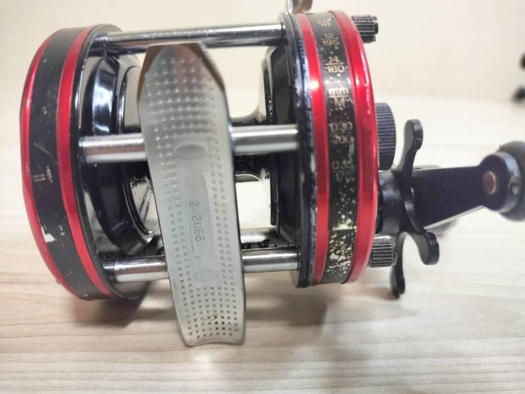 アブガルシア　アンバサダー5000C　ビンテージ　リール abu 　レッド