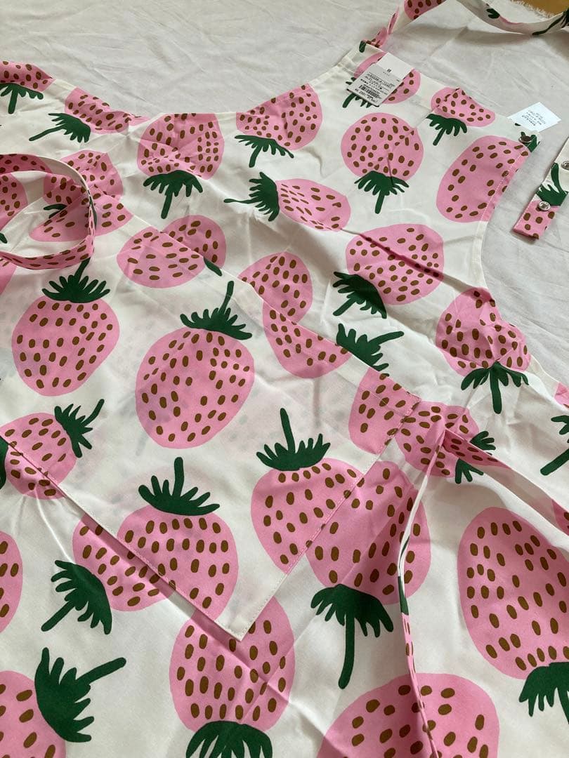新品未使用　マリメッコ marimekko マンシッカ　ピンク　エプロンいちご