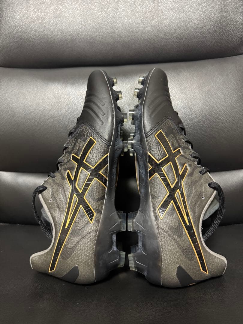 ASICS サッカーシューズ ブラック/ゴールド