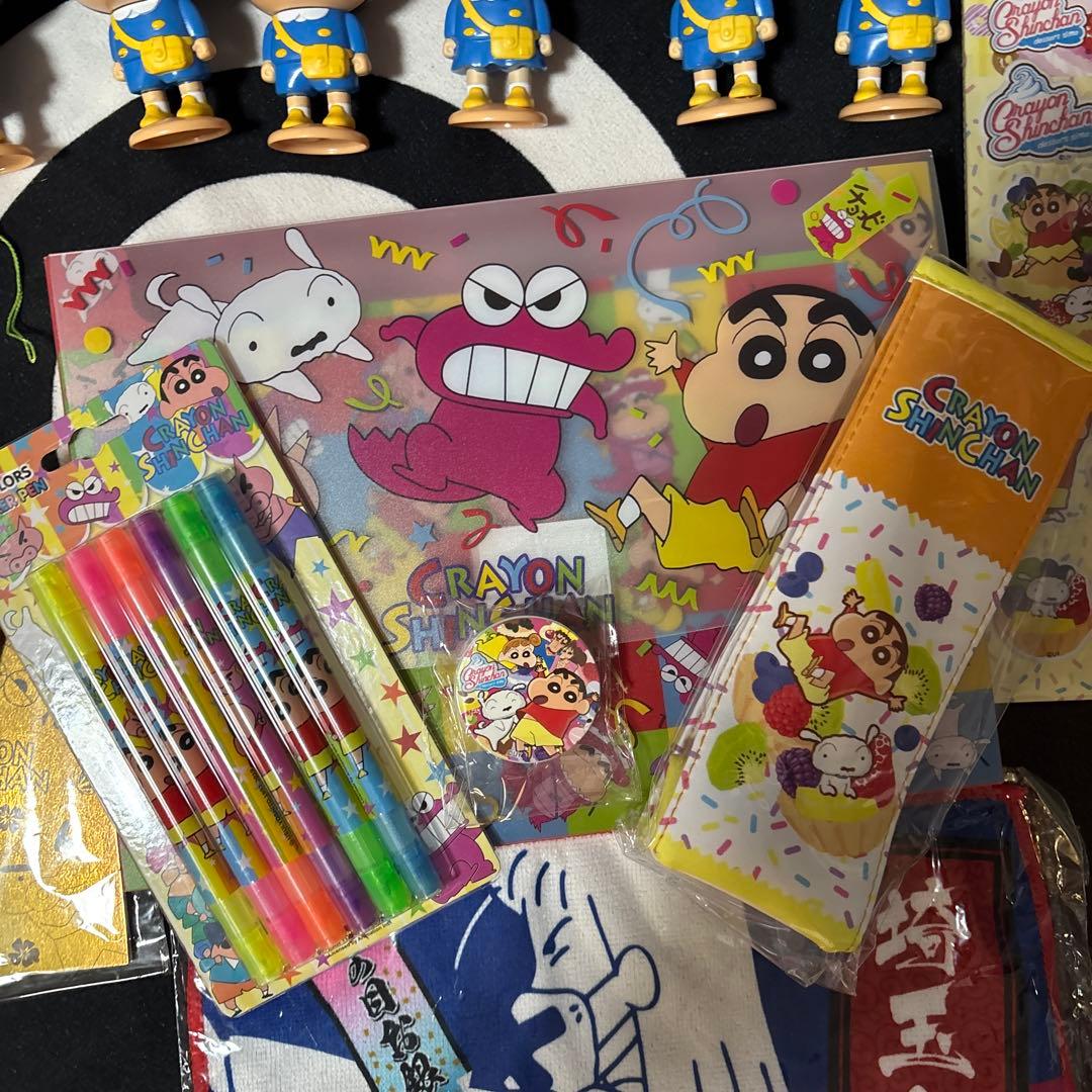 クレヨンしんちゃん　グッズ　まとめ売り　フィギュア　シール　キーホルダー