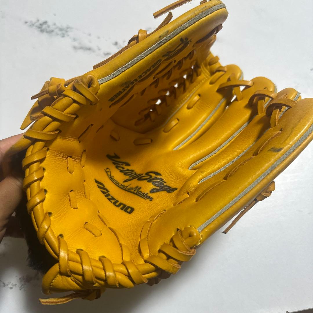 ミズノ　ヴィクトリーステージ　少年　軟式用　美品　新品同様　イエロー　右利き