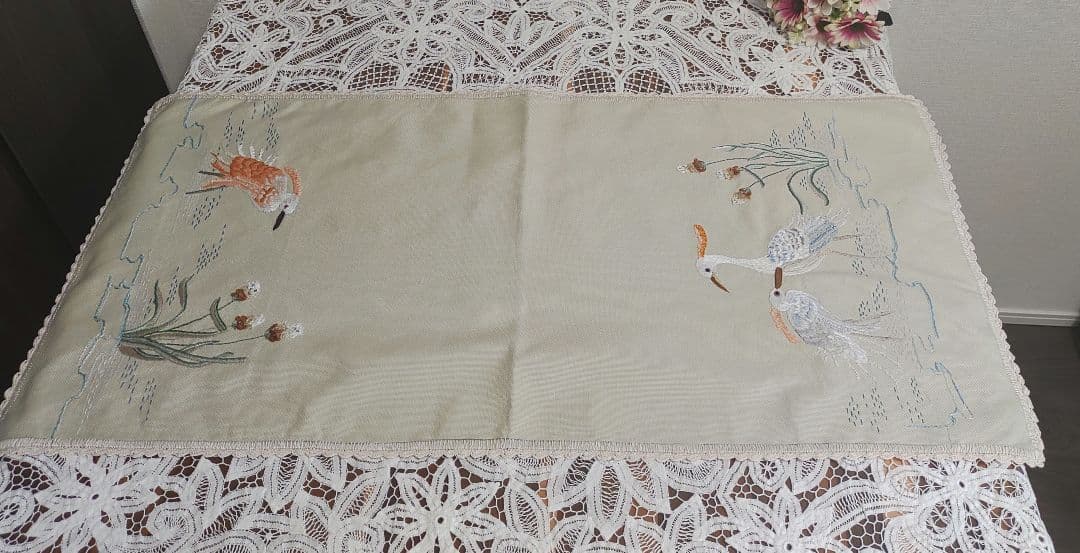 ハンドメイド アオサギ 手刺繍 手編みレース縁取り テーブルセンター