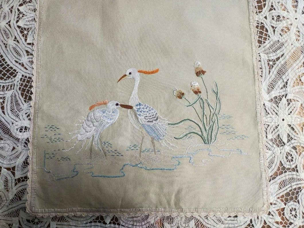 ハンドメイド アオサギ 手刺繍 手編みレース縁取り テーブルセンター