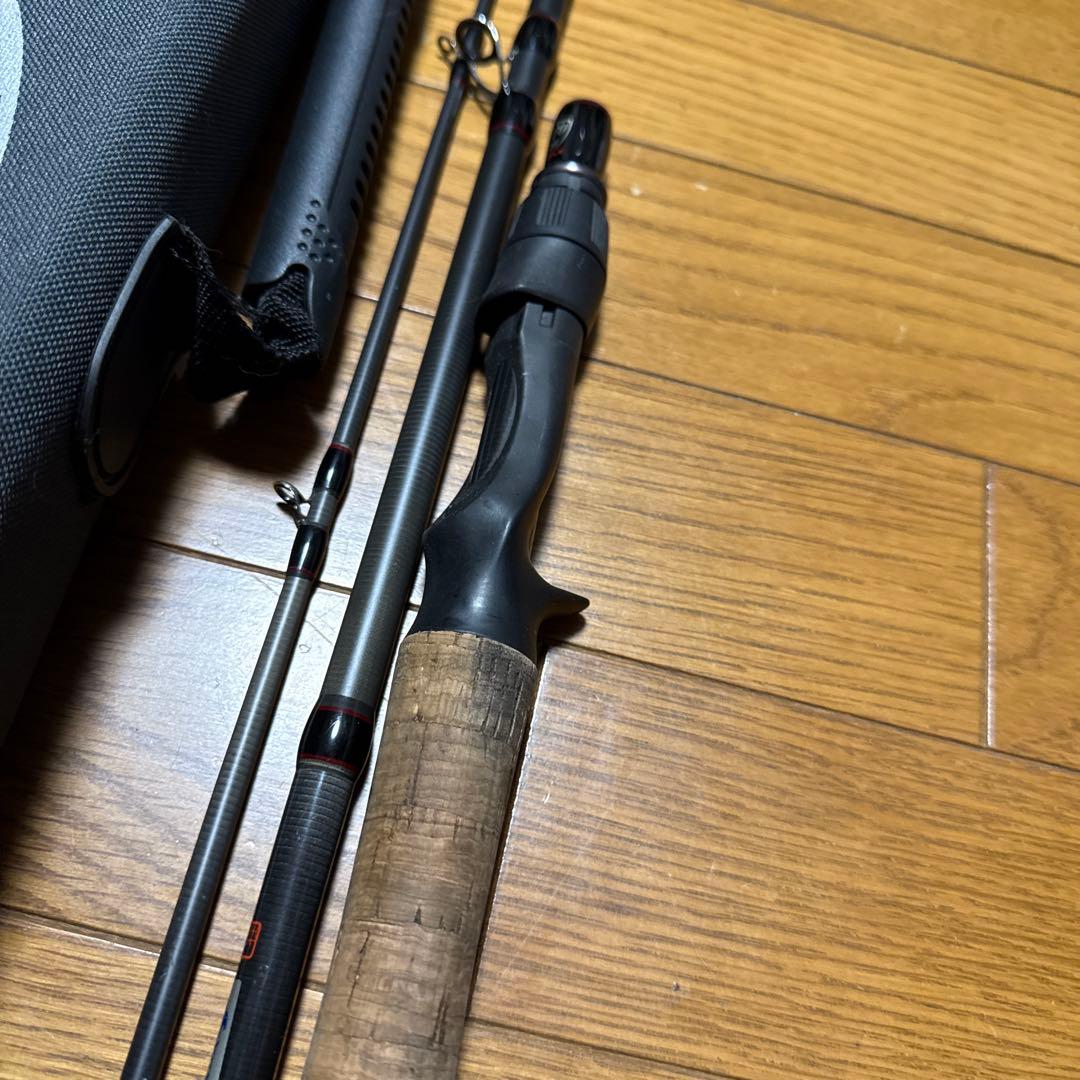 あか　ツララ　モンストロ　710 モバイル　専用ケース付